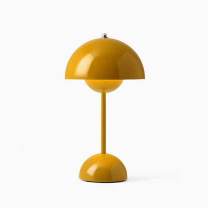 LumenShine LED Tafellamp in een opvallende mosterdgele kleur, ontworpen met een strak en modern silhouet. Ideaal voor het toevoegen van een speelse, energiezuinige verlichting aan elk bureau, nachtkastje of leeshoek. Perfecte combinatie van functionaliteit en stijl.