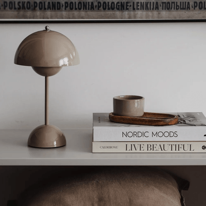 LumenShine LED Tafellamp, een stijlvol en modern ontwerp met een energiezuinig LED-licht. Perfect voor een minimalistisch interieur, ideaal als sfeerlamp op een bureau, bijzettafel of nachtkastje. Voeg een vleugje Scandinavische elegantie toe aan je ruimte.