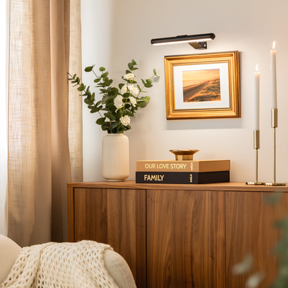 Lumenova muurverlichting verlicht kunstwerken met een elegante gloed, wat een warme en verfijnde sfeer creëert in uw interieur.