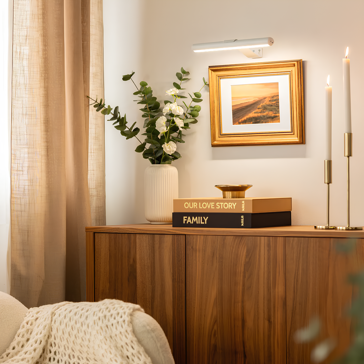 Lumenova muurverlichting verlicht een kunstwerk met een heldere en moderne gloed, en creëert een verfijnde en gezellige sfeer in uw interieur.