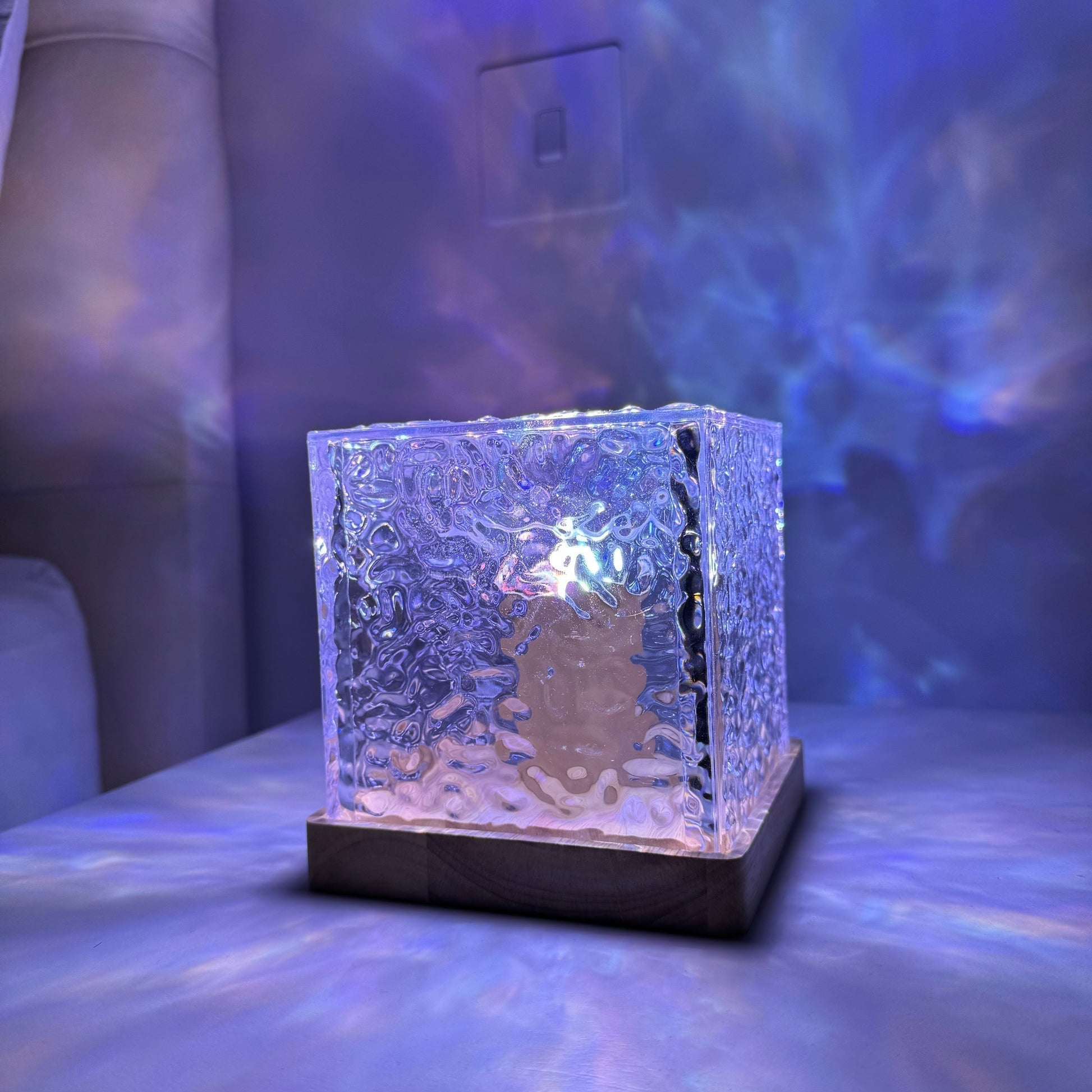Lumeo Cube lamp met magische blauwe en paarse verlichting, die een betoverende sfeer creëert.