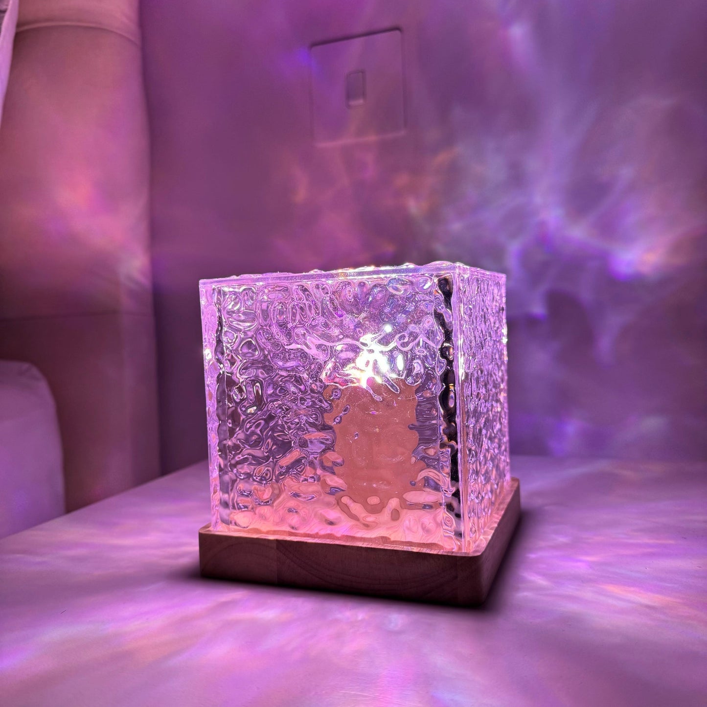 Lumeo Cube lamp met magische paarse verlichting die een dromerige sfeer creëert in de kamer.