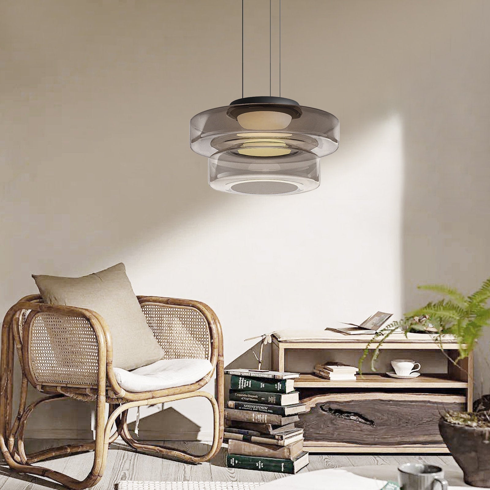 Deze stijlvolle LuminaCraft Bauhaus hanglamp is een prachtig voorbeeld van modern design. Het verfijnde ontwerp met drie glazen schalen in subtiele tinten creëert een warme, uitnodigende sfeer in elke kamer. De combinatie van geometrische vormen en minimalistische lijnen maakt deze lamp een elegante aanvulling voor elk eigentijds interieur. Perfect voor het verlichten van een eetruimte of zithoek.