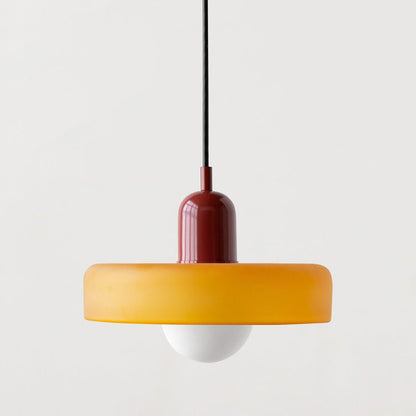 De Luminezza Living hanglamp in kleurrijk design wordt getoond in een elegante combinatie van warm geel en bordeauxrood, met een moderne ronde vorm. Perfect voor het toevoegen van een speels accent en sfeervolle verlichting aan elke woonruimte.