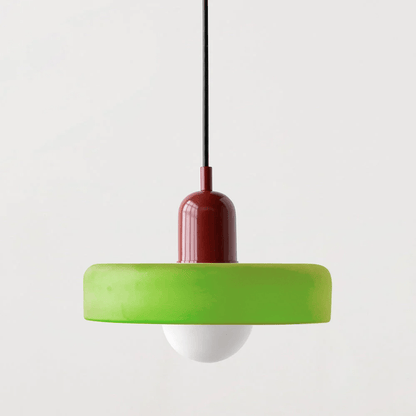Stijlvolle Luminezza Living Hanglamp met een kleurrijk ontwerp, voorzien van een opvallende groene kap en een bordeauxrode fitting, perfect voor een moderne en levendige interieurstijl.