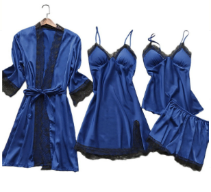 De afbeelding toont een elegant LunaComfort pajamapakket in een diepe blauwe kleur. Het pakket bevat een satijnen nachtwijdjapon met een bijpassende chemise, een luxe nachthemd en een comfortabele broek, allemaal afgewerkt met verfijnde kanten details. Het setje biedt ultiem comfort en een sensuele uitstraling, perfect voor een ontspannen avond thuis.
