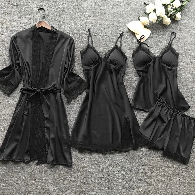 De afbeelding toont een LunaComfort pajamapakket in elegante zwarte kleur. Het pakket bestaat uit een satijnen nachtjapon met een bijpassende chemise, nachthemd en comfortabele broek, allemaal afgewerkt met verfijnde kanten details. Dit luxe setje biedt een gevoel van ontspanning en verfijning, perfect voor een rustige avond in stijl.