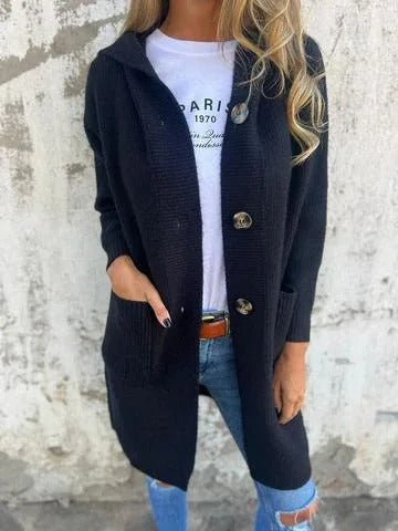 Het LunaStyle vest in zwart is een tijdloze en veelzijdige keuze. Het heeft een elegante, lange pasvorm, met een klassieke knoopsluiting en twee zakken aan de voorkant. Dit vest is ideaal voor een casual, maar stijlvolle look.