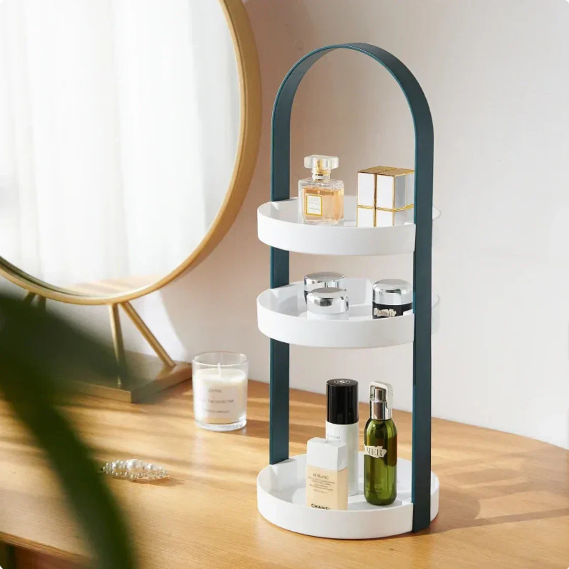 Luneva kosmetiek-organizer met drie niveaus en een strakke metalen boog in donkerblauw. Ideaal voor het netjes opbergen van parfum, huidverzorging en make-up. Een stijlvolle en functionele toevoeging aan je kaptafel of badkamer.