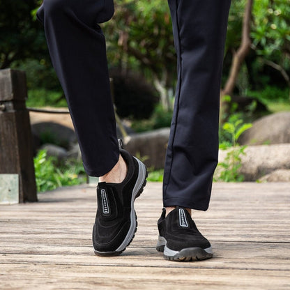 Afbeelding van de Luvago wandelschoenen in klassiek zwart. Deze comfortabele schoenen hebben een stevige antislipzool met profiel voor uitstekende grip op verschillende terreinen. Het ademende materiaal en de elastische instap zorgen voor een perfecte pasvorm en ultiem draagcomfort. Ideaal voor wandelen en dagelijks gebruik, met een sportieve en moderne uitstraling.