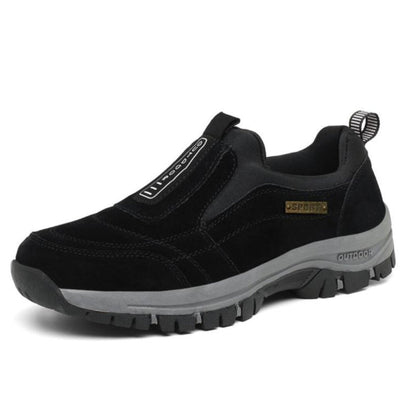 Afbeelding van de Luvago wandelschoenen in klassiek zwart. Deze comfortabele schoenen zijn voorzien van een stevige antislipzool met profiel voor uitstekende grip en stabiliteit. Het ademende bovenwerk en de elastische instap zorgen voor een perfecte pasvorm en langdurig draagcomfort. Ideaal voor wandelingen en dagelijks gebruik, met een moderne, sportieve uitstraling.