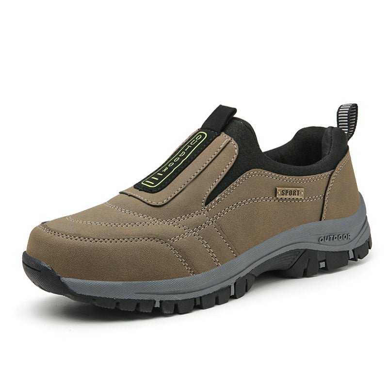 Afbeelding van de Luvago wandelschoenen in een stijlvolle beige kleur. Deze comfortabele schoenen hebben een stevige antislipzool met profiel voor uitstekende grip op diverse terreinen. Het ademende bovenwerk en de elastische instap zorgen voor een perfecte pasvorm en optimaal draagcomfort. Ideaal voor wandelen en dagelijks gebruik, met een moderne en praktische uitstraling.