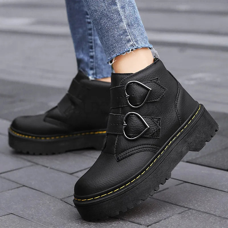 Dames Enkelboots met Hartvormige Gespen – Comfortabel & Stijlvol