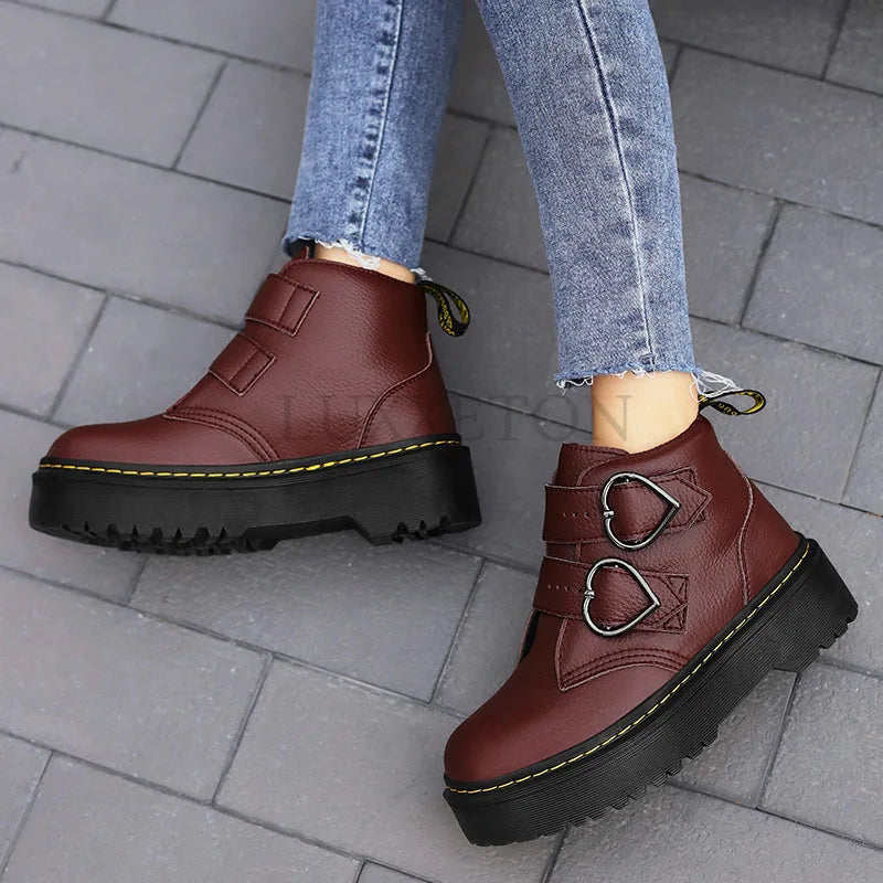 Dames Enkelboots met Hartvormige Gespen – Comfortabel & Stijlvol