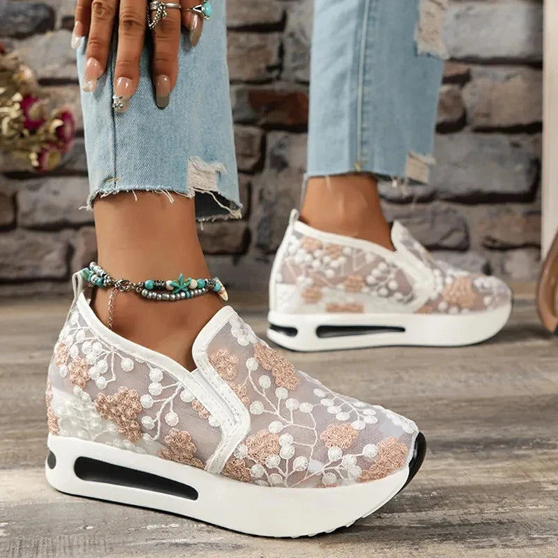 Zomerse Borduurwerk Loafers van Zara voor Trendy Dames