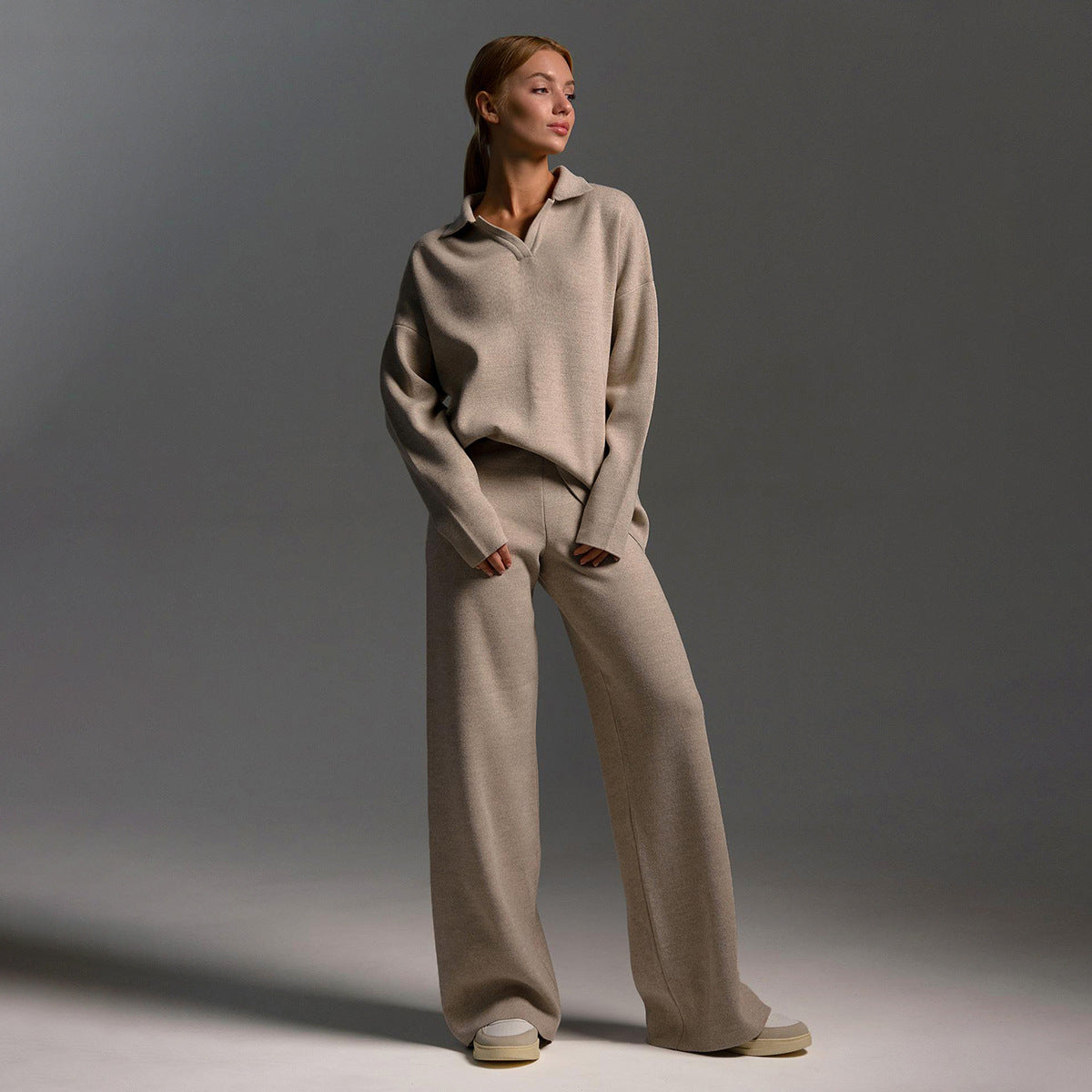 Indy Lounge Set – Dames Loungepak met Oversized Polosweater en Wijde Broek in Zandkleur