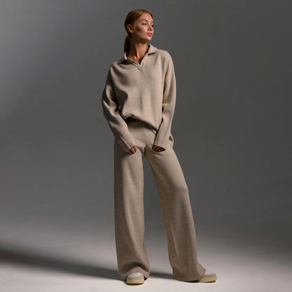 Indy Lounge Set – Dames Loungepak met Oversized Polosweater en Wijde Broek in Zandkleur