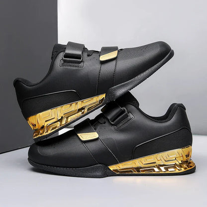 Afbeelding van Olymporix gewichthefschoenen voor heren, zwart met gouden details op de zool, ontworpen voor kracht en stabiliteit tijdens het trainen.