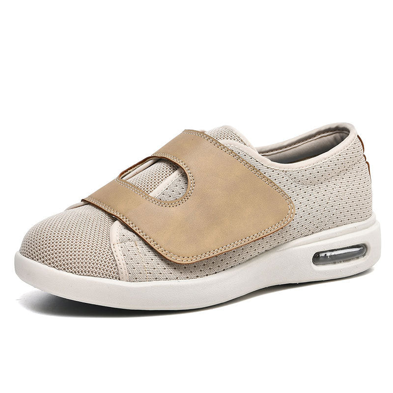 De afbeelding toont een beige schoen van Ondro, ontworpen voor een brede pasvorm en ultiem comfort. De schoen heeft een ademende mesh bovenkant en een leren klittenbandstrip voor een gemakkelijke en veilige sluiting. De zool is voorzien van luchtkussens voor extra demping, wat zorgt voor een comfortabele loopervaring. Deze schoenen zijn perfect voor dagelijks gebruik en bieden zowel praktische als stijlvolle voordelen.