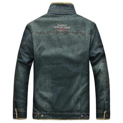 De achterkant van de denim windbreaker, voorzien van een opvallende geborduurde tekst "Fashion American Legend Outdoor" bovenaan. Het ontwerp heeft een stoere uitstraling, gecombineerd met de warme fleecevoering die zorgt voor comfort tijdens koudere dagen. Het ademende materiaal maakt deze jas ideaal voor dagelijkse avonturen in de frisse lucht.
