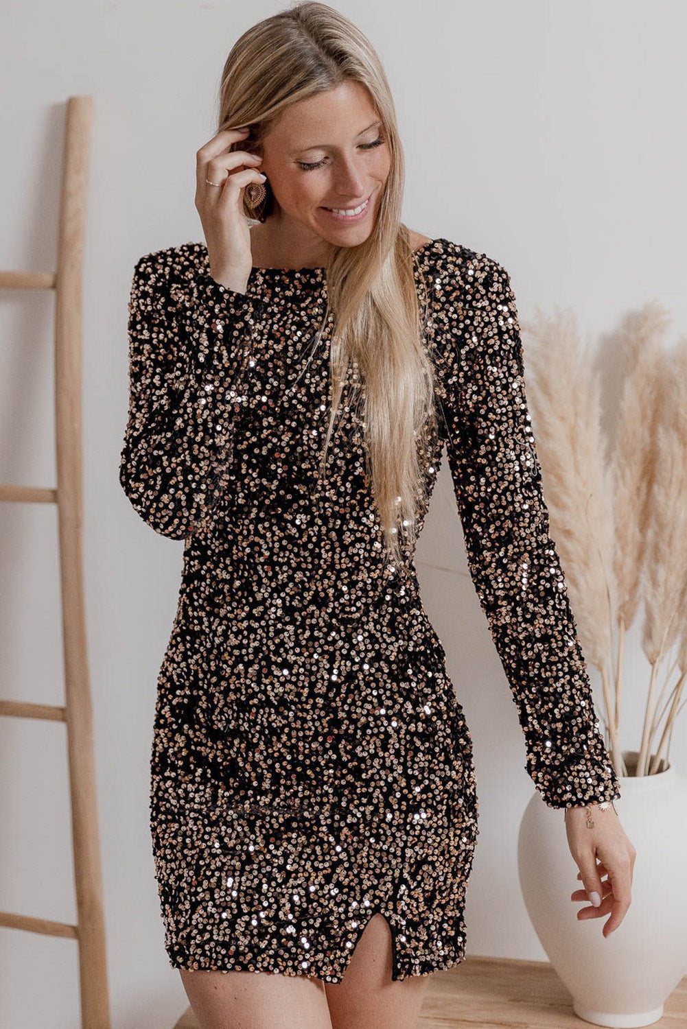 Deze glamoureuze feestjurk is bedekt met schitterende pailletten die de jurk een sprankelende uitstraling geven. Het ontwerp heeft lange mouwen en een elegante split aan de voorkant, perfect voor een verfijnde en stijlvolle look.