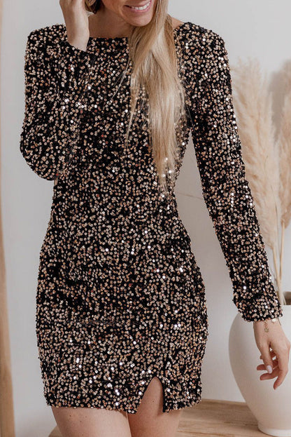 Een prachtige feestjurk bedekt met fonkelende pailletten, perfect voor een glamoureuze uitstraling. De jurk heeft lange mouwen en een elegante ronde halslijn, terwijl de split aan de voorkant een verfijnde touch toevoegt. Deze jurk is ideaal voor een chique avond uit of speciale gelegenheid.