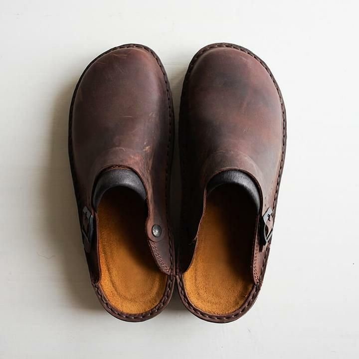 Bovenaanzicht van bruine leren orthopedische slippers met gespsluiting en comfortabele binnenzool.