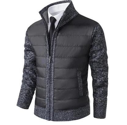 Grijs wintervest met gewatteerde panelen aan de voorkant en gebreide mouwen en zijkanten. Dit stijlvolle en comfortabele vest heeft een rits en een moderne uitstraling, ideaal voor de koude maanden. Perfect voor een casual, verfijnde look met extra warmte en bescherming.
