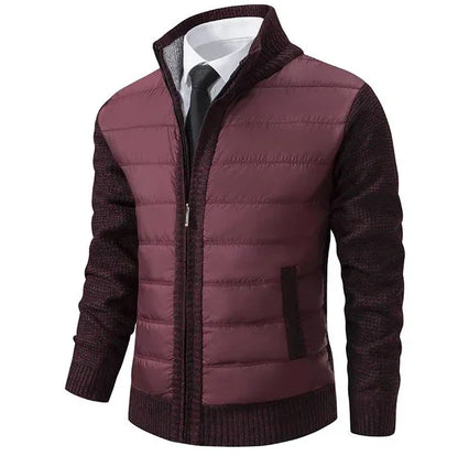 Bordeauxt kleurig wintervest met gewatteerde panelen aan de voorkant en gebreide mouwen voor extra warmte en comfort. Dit stijlvolle vest heeft een moderne uitstraling met een rits, ideaal voor de koudere maanden. Perfect voor een casual, maar verfijnde look die zowel functioneel als modieus is.