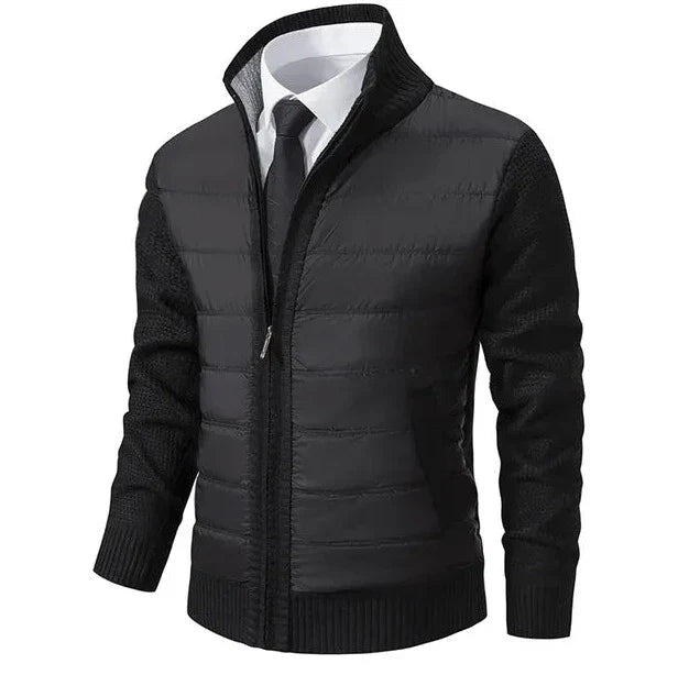 Zwart wintervest met een stijlvol ontwerp, gecombineerd met een gebreide stof en gewatteerde panelen voor extra warmte en comfort. Het vest heeft een moderne uitstraling met een rits en is perfect voor de koude maanden. Ideaal voor een casual look met een verfijnde uitstraling.