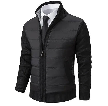 Zwart wintervest met een stijlvol ontwerp, gecombineerd met een gebreide stof en gewatteerde panelen voor extra warmte en comfort. Het vest heeft een moderne uitstraling met een rits en is perfect voor de koude maanden. Ideaal voor een casual look met een verfijnde uitstraling.