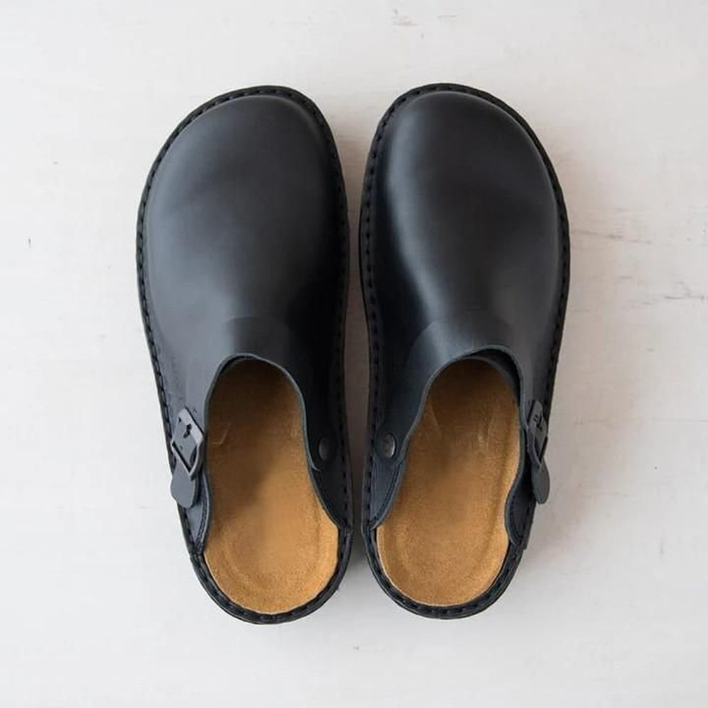 Zwarte leren slippers van Paxano, bovenaanzicht. Voorzien van een verstelbare band en een zacht voetbed voor maximaal comfort. Ideaal voor een stijlvolle en praktische look.