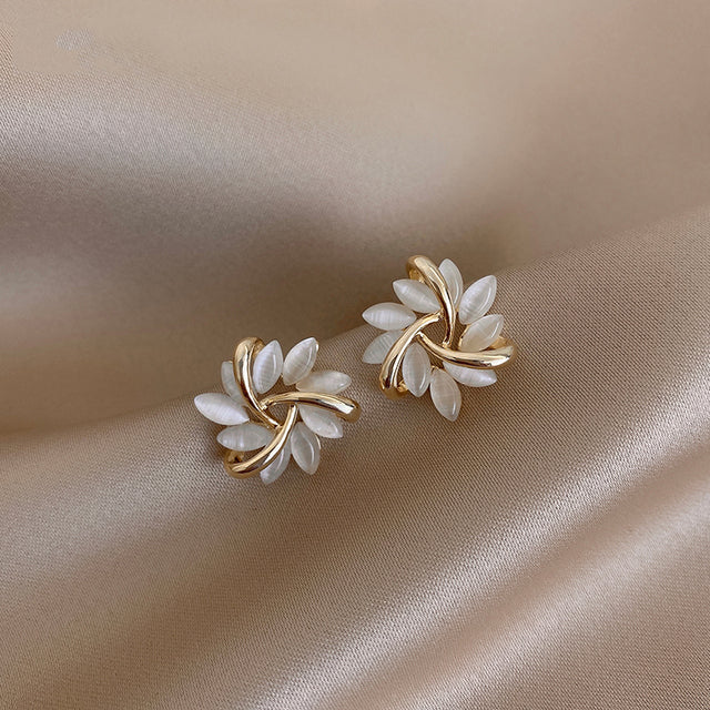 Gouden Oorknopjes met Opalen Bloem Design - Mode Vibes