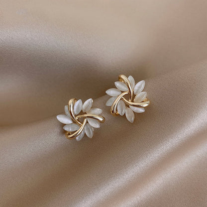 Gouden Oorknopjes met Opalen Bloem Design - Mode Vibes