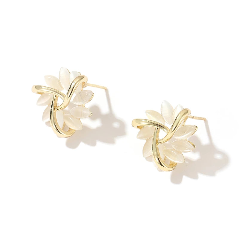 Gouden Oorknopjes met Opalen Bloem Design