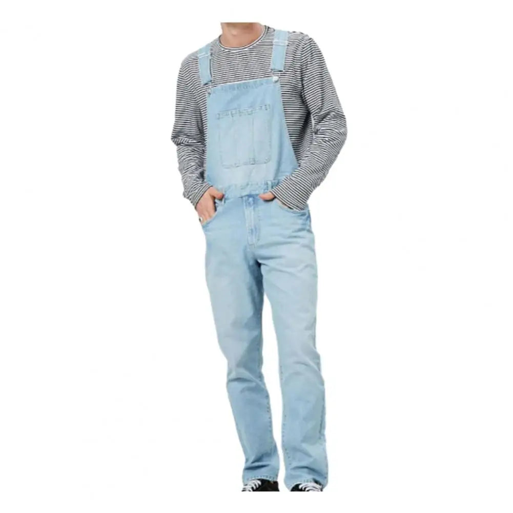 Moderne en luchtige denim overall in een lichte blauwe kleur. De overall heeft verstelbare schouderbanden en een voorzak voor extra gemak. Gecombineerd met een gestreept shirt biedt dit ontwerp een frisse, casual uitstraling, perfect voor een comfortabele en stijlvolle dagelijkse look.