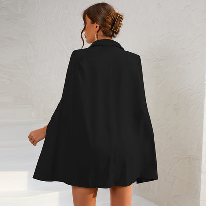 Zwarte Cape Jurk met Gouden Versiering en Blazer Model