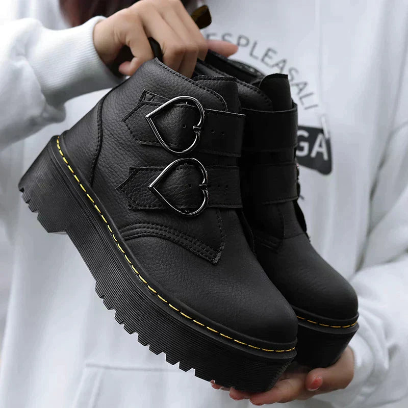 Dames Enkelboots met Hartvormige Gespen – Comfortabel & Stijlvol