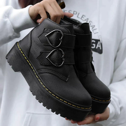 Dames Enkelboots met Hartvormige Gespen – Comfortabel & Stijlvol