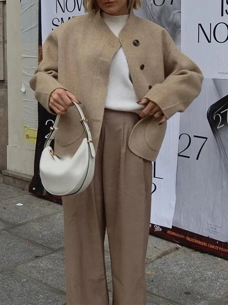 Oversized Woljas met Asymmetrische Knoopsluiting en Grote Zakken