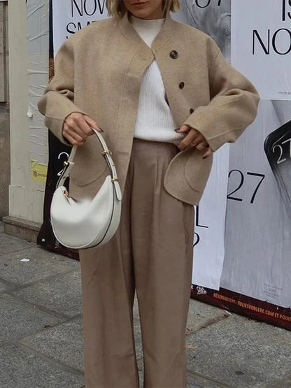 Oversized Woljas met Asymmetrische Knoopsluiting en Grote Zakken