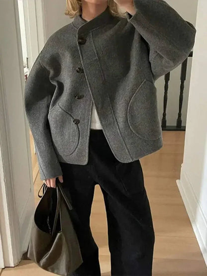 Oversized Woljas met Asymmetrische Knoopsluiting en Grote Zakken