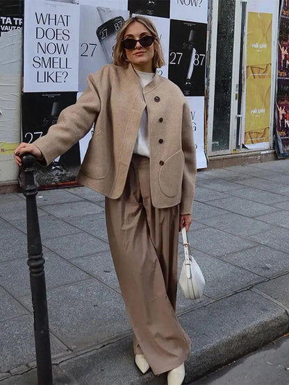 Oversized Woljas met Asymmetrische Knoopsluiting en Grote Zakken