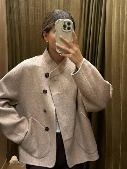 Oversized Woljas met Asymmetrische Knoopsluiting en Grote Zakken