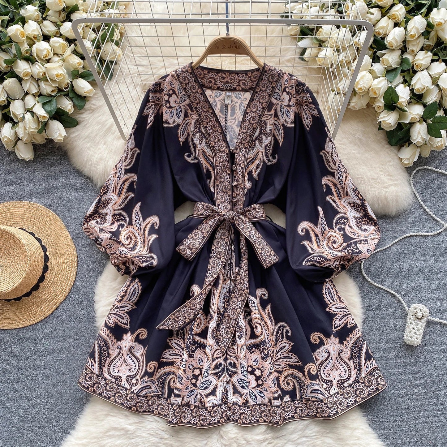 Korte Vintage Jurk met Pofmouwen en V-Hals