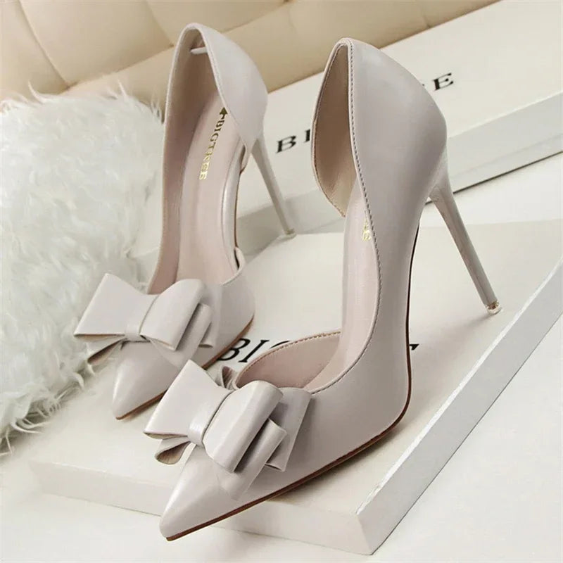Elegante Pumps met Strik Detail en Puntige Neus