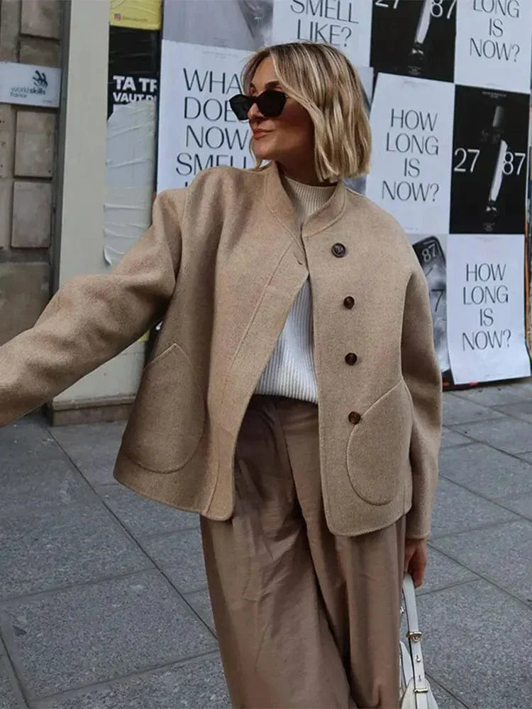 Oversized Woljas met Asymmetrische Knoopsluiting en Grote Zakken - Mode Vibes