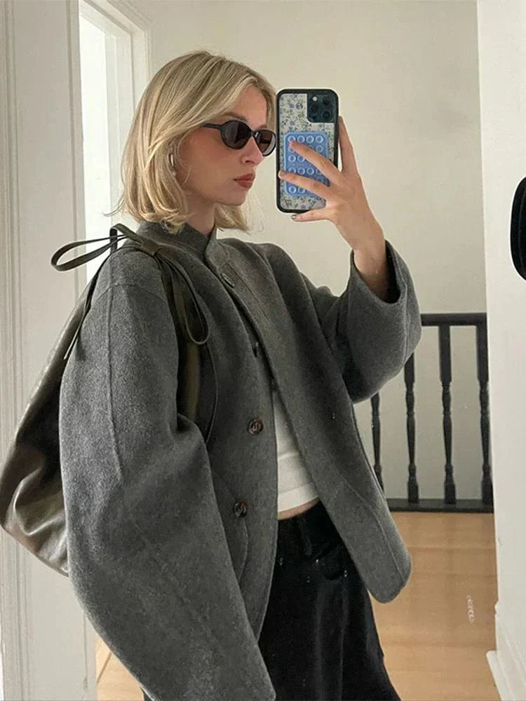 Oversized Woljas met Asymmetrische Knoopsluiting en Grote Zakken