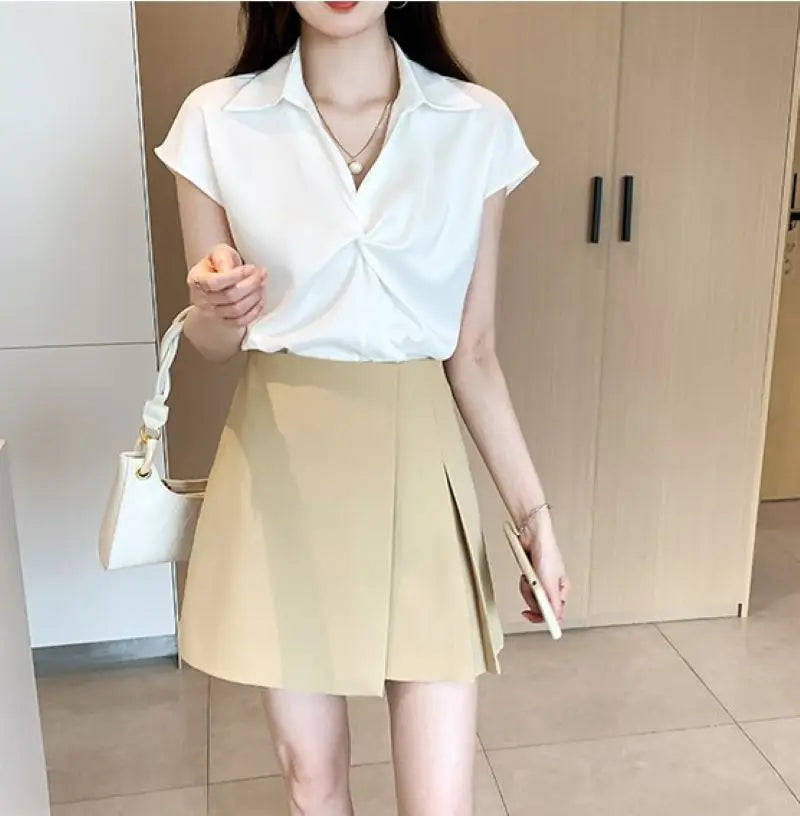 Zomerse Satijnen V-hals Blouse met Korte Mouwen