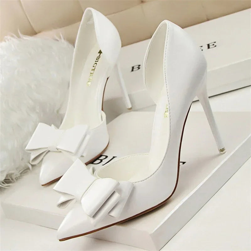 Elegante Pumps met Strik Detail en Puntige Neus